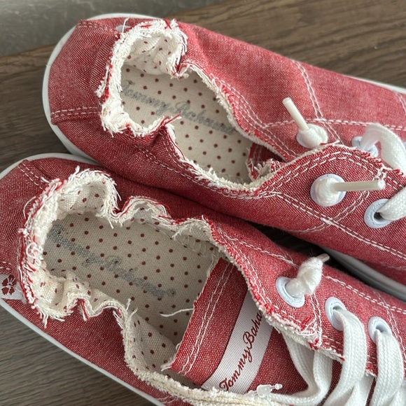 NWT Women’s Tommy Bahama Casual Slip on Scrunch back Memory Foam Sneakers Red 8 - Picture 3 of 8